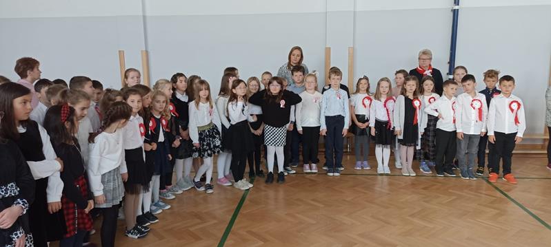 Szkoła do hymnu oraz Narodowe Święto Niepodległości